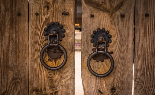 knocker-2163643_1920